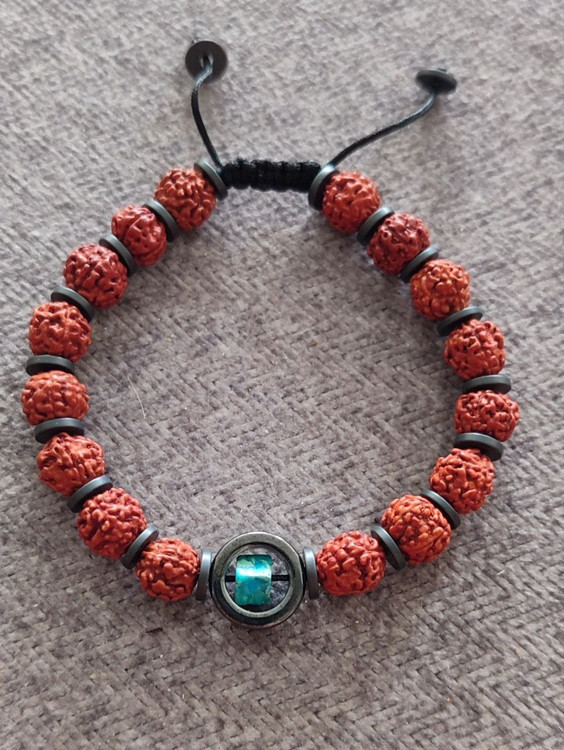 دستبند رودراکشا با مرکزیت حلقه حدید و فیروزه