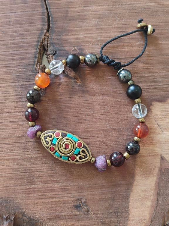 این ست الهامبخش زنی است که هنوز ایستاده، باوقار و شجاع؛ هدیهای از هماهنگی بین قدرت، لطافت و صلح درونی.