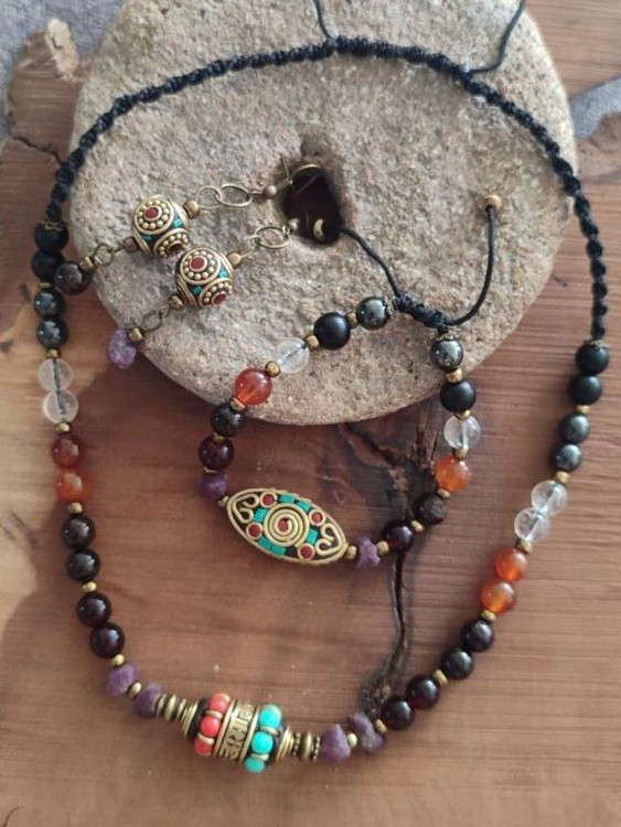 این ست الهامبخش زنی است که هنوز ایستاده، باوقار و شجاع؛ هدیهای از هماهنگی بین قدرت، لطافت و صلح درونی.