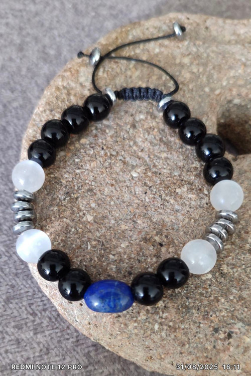 دستبند مردانه محافظت « نگهبان آسمان»، با مرکزیت لاجورد و دورتادور سنگهای سلنایت، کوارتز شفاف،لاپا، اونیکس ، تورمالین سیاه، حدید