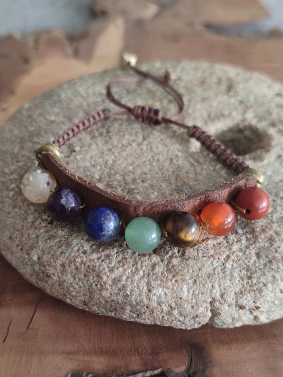 دستبند هفت چاکرای چرمی «تعادل» سنگهای هفت چاکرا روی چرم کنارگذاشته شده