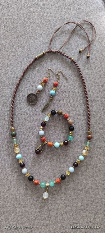 ✨ این ست، چاکراهای گلو، قلب، خورشیدی و ریشه را فعال میکند و به زن خردادی کمک میکند با خود واقعیاش در تماس باشد، ذهنش را متمرکز کند و با عشق و انرژی مثبت روزش را بسازد