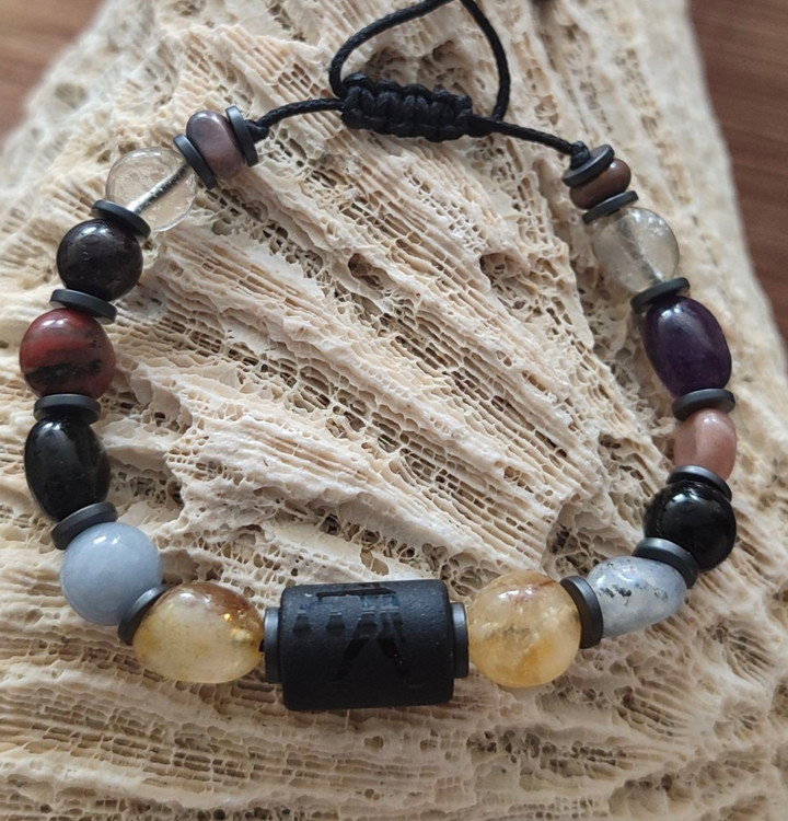 این دستبند تعادل بین شعلهی جاهطلبی و اراده و آرامش و امنیت درونی را برقرار میکند.