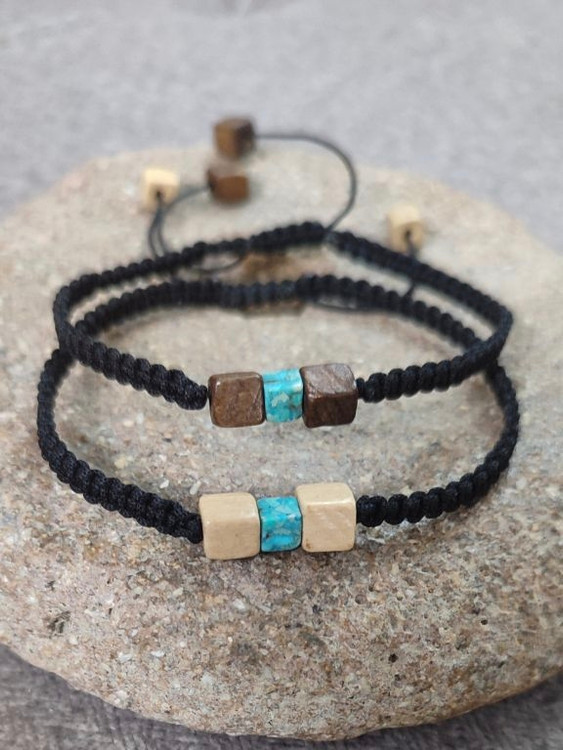 این دستبند نمادی از تعادل، اصالت و جریان انرژی طبیعی است. نسخه مردانه با بافت ساده و نسخه زنانه با بافت پیچ، انرژی فرد را به شیوهای متناسب با شخصیت و سبک زندگی هر کس متعادل میکند.