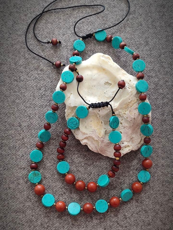 ساده و سبک، اما درونی قدرتمند و زمینی. این ترکیب از جاسپر سرخ، چوب طبیعی و فیروزه ساخته شده تا همراهی باشد برای کسانی که به دنبال ثبات، آرامش ذهنی، سادگی باطنی و تعادل روزمره هستند.