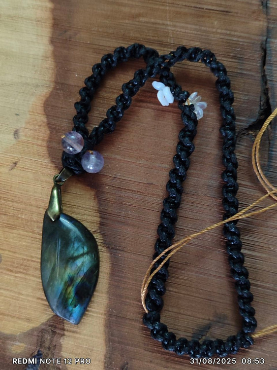 این گردنبند با بافت پیچ و ترکیبی از سنگهای فلوریت و اوپال ساخته شده، و در مرکز آن آویز درخشان لابرادوریت قرار گرفته است و برای کسانی طراحی شده که در مسیر شناخت خویشتن، تعادل ذهن و قلب، و سفر به درون خویش قدم میزنند.