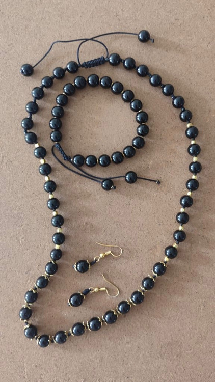 دستبند از سنگ اونیکس طبیعی، این ست به دلیل هماهنگی اجزای خود، نهتنها زیور است بلکه همچون زرهی انرژیایی عمل میکند؛ ترکیبی از زیبایی کلاسیک و معنای عمیق.