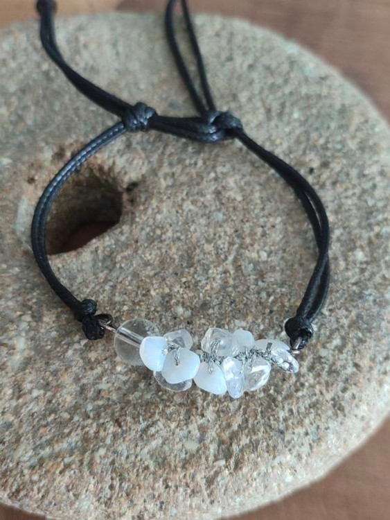 این دستبند انتخابی سبک اما انرژیایی قدرتمند برای کسانی است که به دنبال وضوح ذهنی و الهام درونی هستند.ترکیبی از اوپال چیپسی نامنظم و کوارتز شفاف روی بند چرمی طبیعی.