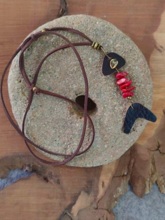 سنگ مرجان و سیترین و چرم،این گردنبند برای کسانی ساخته شده که میخواهند در مسیر رشد و زندگی، قدرت زمین، الهام دریا و نور خورشید را با هم همراه داشته باشند.