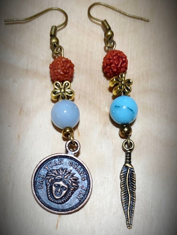 این گوشوارهها به شما حس آرامش و اعتمادبهنفس میدهند، تمرکز ذهن را افزایش میدهند و در کنار انرژی رودراکشا، محافظت و هماهنگی با جریانهای معنوی را به همراه دارند.