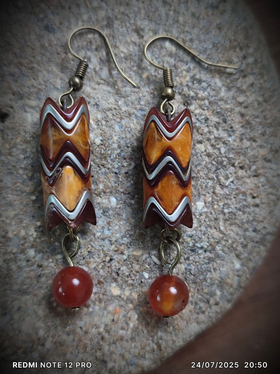 این گوشواره هم انرژی پرشور زندگی و خلاقیت رو فعال میکنه و هم بهت حس پیوند با ریشهها و اصالت هنری میده. برای کسی که میخواد در عین متفاوت بودن، ریشهدار و اصیل هم باشه، انتخابیه خاص و یگانه.