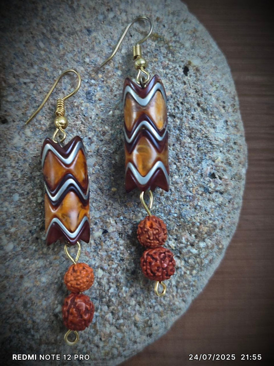 این گوشواره برای کسانی ساخته شده که میخواهند همزمان ریشه در سنت داشته باشند و از انرژی محافظتی رودراکشا بهره ببرند. تعادل میان جسم و روح، اصالت و معنویت را یادآوری میکند و برای استفاده روزمره یا مراسم خاص، انتخابی یونیک است.