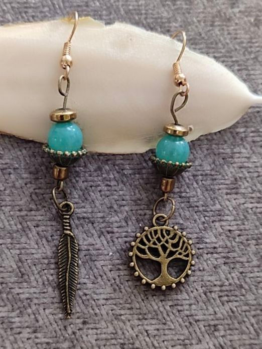 این گوشواره نماد کامل تعادل بین زمین و آسمان است؛ ریشهدار میماند و در عین حال پرواز را یادآوری میکند. انرژی آرامش، قدرت و محافظت را همزمان به همراه دارد؛ مناسب برای کسانی که دنبال ثبات درونی و آزادی روح هستند.