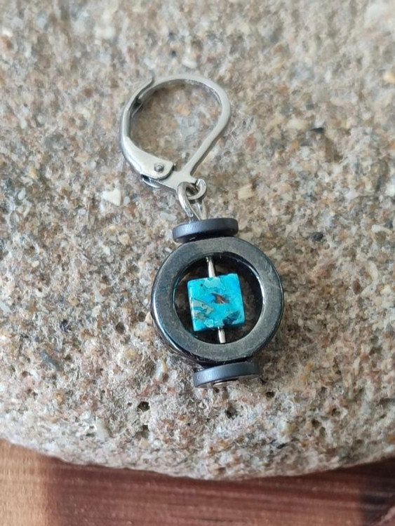 این گوشواره تک، انرژی محافظتی قوی رو با خودش حمل میکنه. فیروزه آرامش و برکت میاره، حدید مثل سپری محکم در برابر انرژیهای منفی عمل میکنه. انتخابی شیک و معنوی برای مردانی که هم اصالت رو میخوان و هم قدرت درونی.