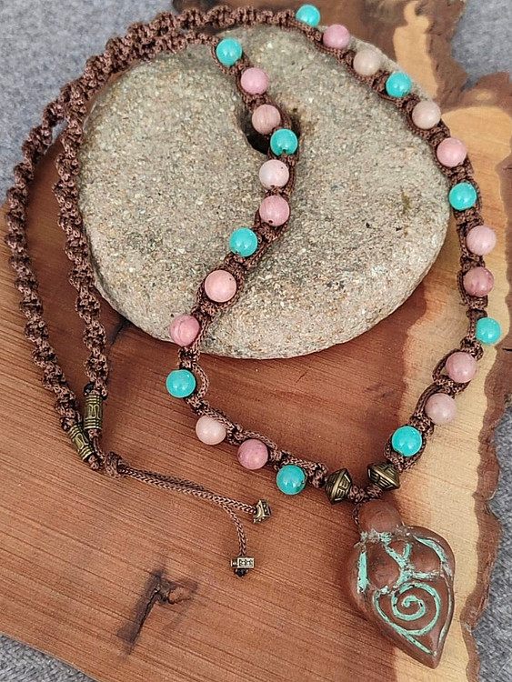 افزایش آرامش و تعادل احساسی،تقویت انرژی زنانه و حس خلاقیت، محافظت روحی و انرژی مثبت روزانه،هماهنگی بین ذهن و قلب برای آرامش در روزمره...