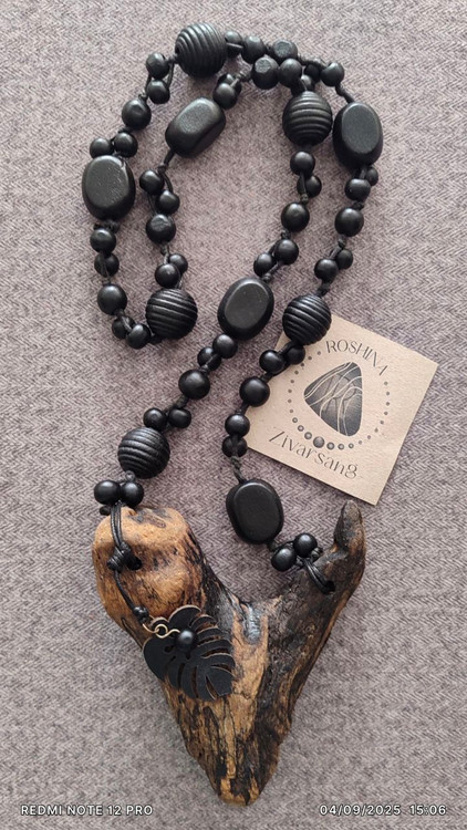 این گردنبند تلفیقی از شاخه چوب صیقلخورده، چرم و سنگ اونیکس مات است و انرژیای منحصر به فرد از طبیعت و اصالت به همراه دارد. ترکیب مواد طبیعی، حس اتصال به زمین، آرامش و حفاظت انرژی را همزمان منتقل میکند.