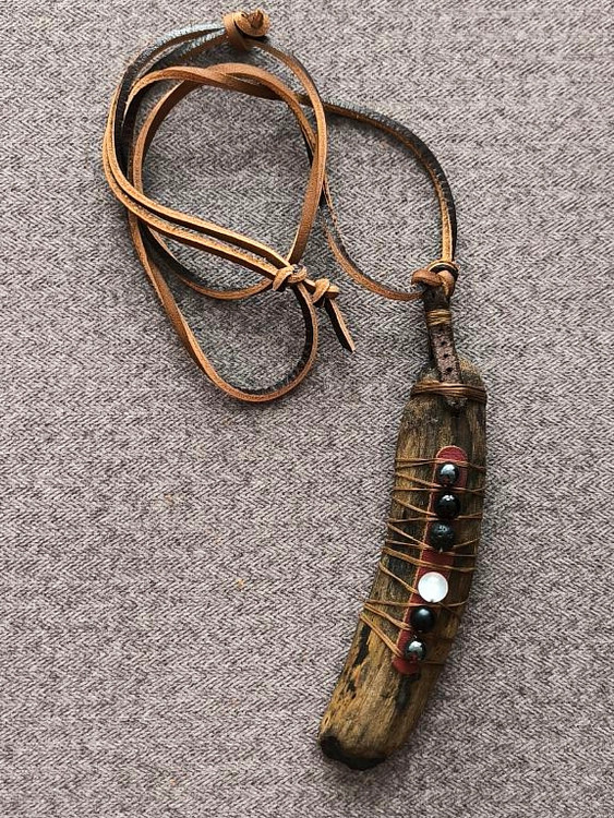 گردنبند «محافظ تاریکی و نور» برای پاکسازی انرژیهای منفی و افزایش تمرکز ذهنی ساخته شده است. این ترکیب سنگی حس آرامش و عشق را به همراه دارد و مناسب استفاده روزمره یا مراسم خاص است.