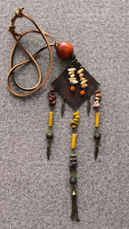 گردنبند «رقص خورشید» انرژی سرزندگی و گرمای خورشید را با خود دارد. برای روزهای پرمشغله بهترین همراه است و حس شادی و قدرت فردی ایجاد میکند.