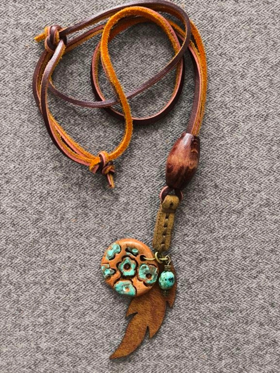 گردنبند «پر الهام» مناسب روحهای خلاق و هنری است. انرژی آرامشبخش و الهامبخش دارد و برای کسانی که به دنبال ارتباط با درون خود هستند انتخابی عالی است.