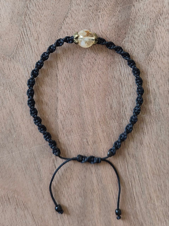 سیترین (زرد): خوشبینی، موفقیت در کار و تحصیل، تقویت چاکرای خورشیدی