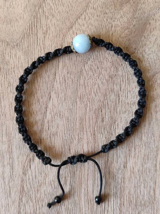 آکوامارین (آبی کمرنگ): آرامش، شجاعت و بیان روانی احساسات