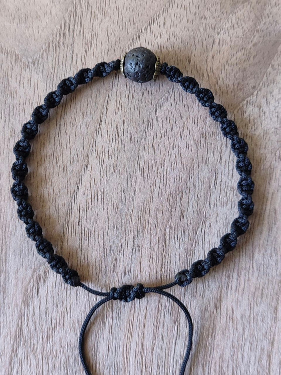 لاوا (خاکستری-مشکی): انرژی زمین، ثبات، کاهش اضطراب