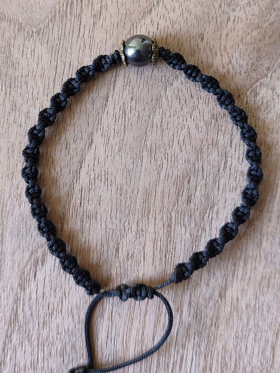 حدید (نقرهای-خاکستری): محافظت، جذب انرژی مثبت، تعادل روحی