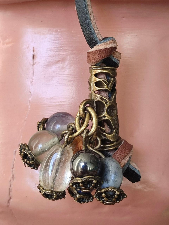 «یادنگار» نشانهکتاب دستساز از چرم و سنگهای اصیل است که تمرکز ذهن، حافظه و وضوح فکر را فعال میکند