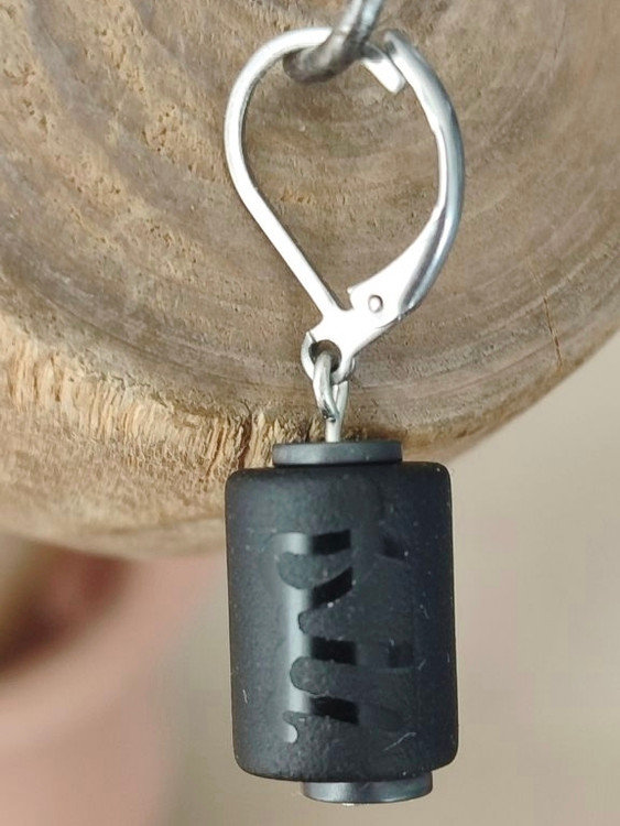 💫 کاربرد: این گوشواره به شما کمک میکند انرژیهای منفی را دفع کنید، تمرکز و آرامش ذهنی خود را افزایش دهید و با اعتماد به نفس در محیطهای کاری و اجتماعی ظاهر شوید. مناسب برای استفاده روزمره و موقعیتهای رسمی.