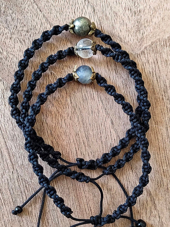 💫 کاربرد: این دستبند برای تقویت موفقیت مالی، الهام گرفتن و افزایش روشنبینی مناسب است.