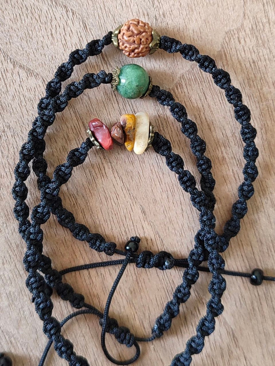 💫 کاربرد: این دستبند برای ریشهدار شدن، تعادل انرژی و اتصال به زمین طراحی شده است.