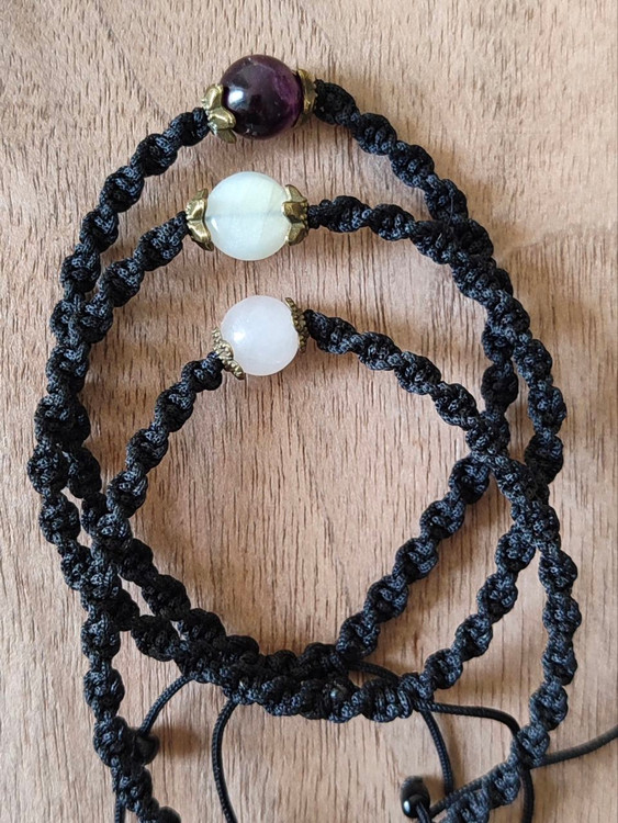 💫 کاربرد: این دستبند آرامش روحی، انرژی عشق و هماهنگی قلبی را افزایش میدهد.