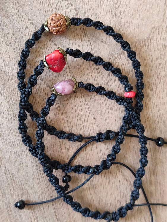 💫 کاربرد: این دستبند انرژی زنانه، عشق و آرامش قلبی را افزایش میدهد.