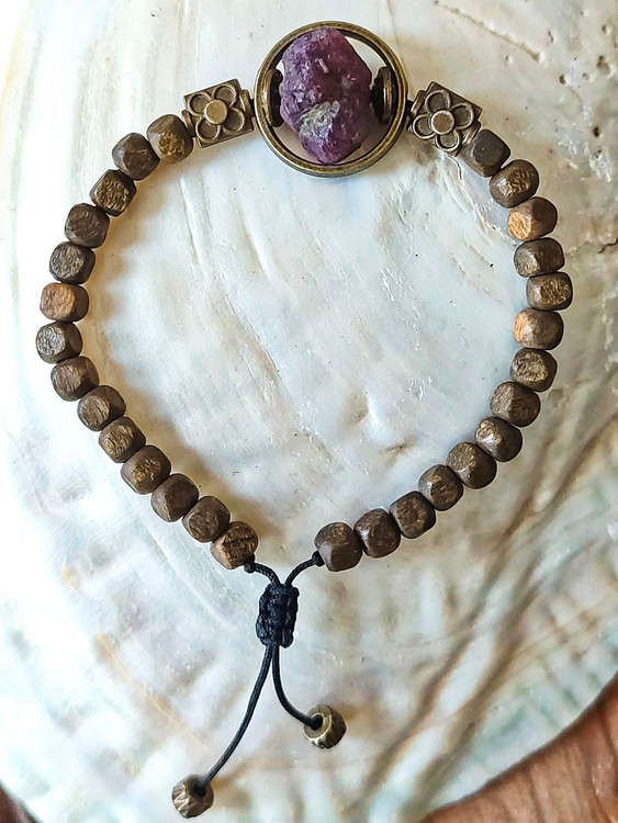 💫 کاربرد: دستبند سکوت قدرت انرژی آرامشبخش و تمرکز ذهنی ایجاد میکند، به شما کمک میکند تعادل درونی خود را حفظ کرده و قدرت درونیتان را فعال کنید. مناسب استفاده روزمره و هماهنگ با هر سبک زندگی.