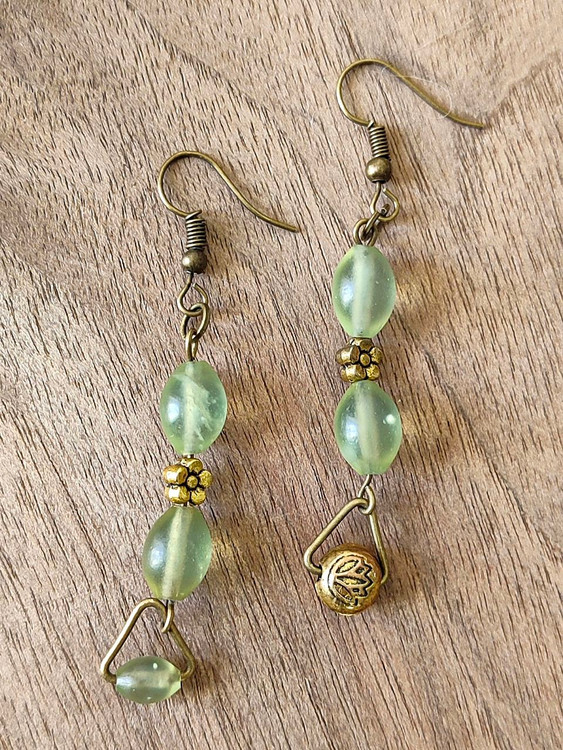 💫 کاربرد: «لالهی نگهبان» گوشوارهای است برای تعادل و هماهنگی انرژیها.