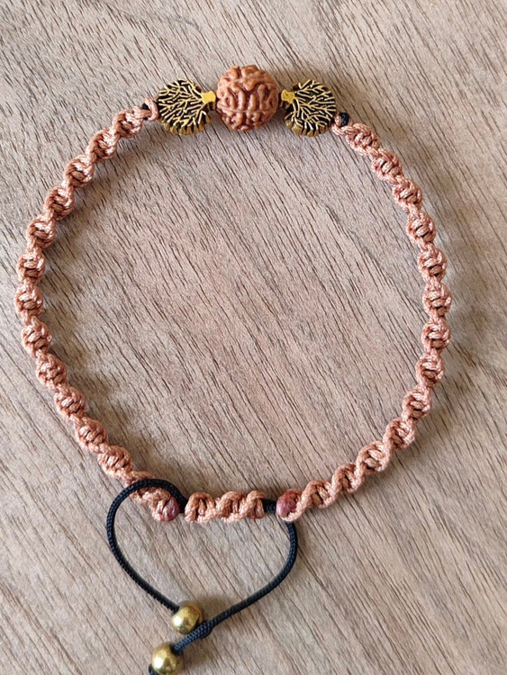 💫 کاربرد: دستبند ریشه و خاک انرژی محافظتی و تعادل معنوی ایجاد میکند، به شما کمک میکند با جریان زندگی هماهنگ شده و قدرت درونی خود را فعال کنید.