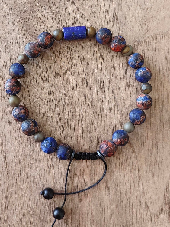 💫 کاربرد: «دستبند زمین و آسمان» ترکیبی از قدرت زمین و آرامش آسمان است؛ برای کسانی که میخواهند در عین پایداری و ثبات، از انرژی الهامبخش و آسمانی هم بهرهمند شوند. مناسب برای استفادهی روزمره و مراقبه، و هدیهای پرمعنا برای عزیزان.