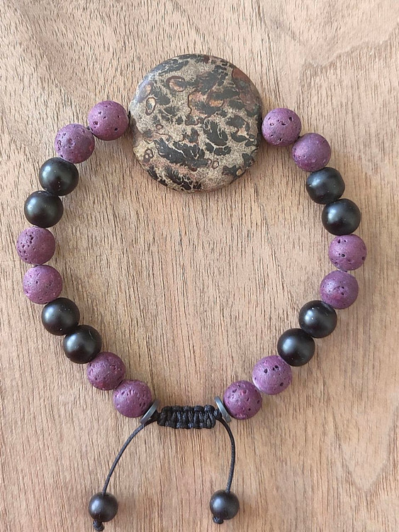 💫 کاربرد: «دستبند سایههای ارغوانی» ترکیبی است از قدرت زمین، آرامش ذهن و ارتعاشات معنوی بنفش. این دستبند برای کسانی مناسب است که میخواهند انرژیهای منفی را رها کرده، ثبات درونی بیابند و به سطحی عمیقتر از شهود و آگاهی دست پیدا کنند.