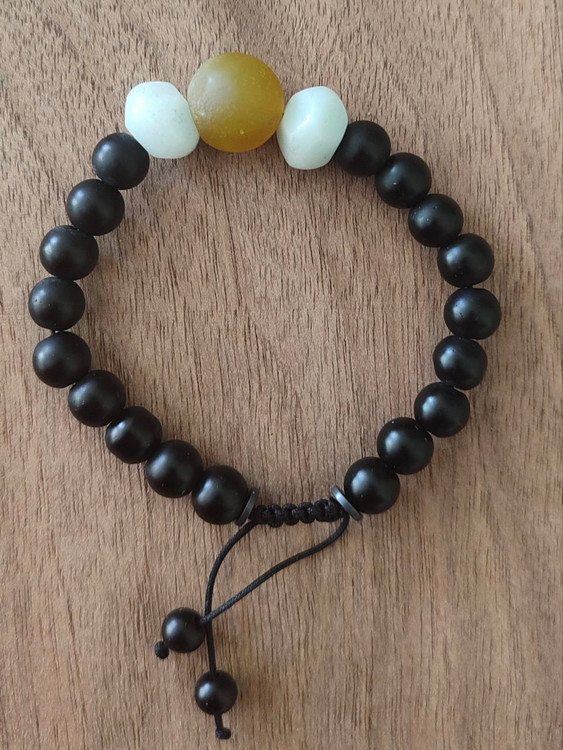 💫 کاربرد: «دستبند طلوع اقیانوس» ترکیبی از گرمای خورشید، آرامش دریا و قدرت زمین است. این دستبند برای کسانی طراحی شده که به دنبال تعادل میان شور زندگی، آرامش ذهنی و ثبات درونی هستند. انتخابی عالی برای استفاده روزانه و هدیهای الهامبخش و خاص.