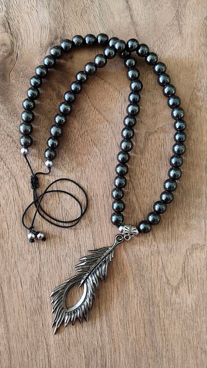 💫 کاربرد: تعادل انرژی چاکراها، بهخصوص چاکرای ریشه. افزایش تمرکز و قدرت درونی. محافظت روحی و روانی در برابر انرژیهای منفی. مناسب استفاده روزمره و هماهنگ با استایل رسمی و اسپرت