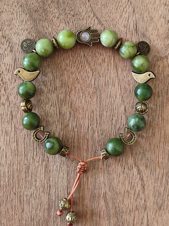 💫 کاربرد: «دستبند آفرینش سبز» ترکیبی است از سنگهای پرقدرت و نمادهای عمیق معنوی. این دستبند برای کسانی ساخته شده که به دنبال شروعی نو، جذب فراوانی، آرامش درونی و حفاظت معنوی هستند.